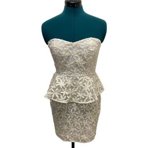 Pins and needles | Strapless mini with peplum NWOT